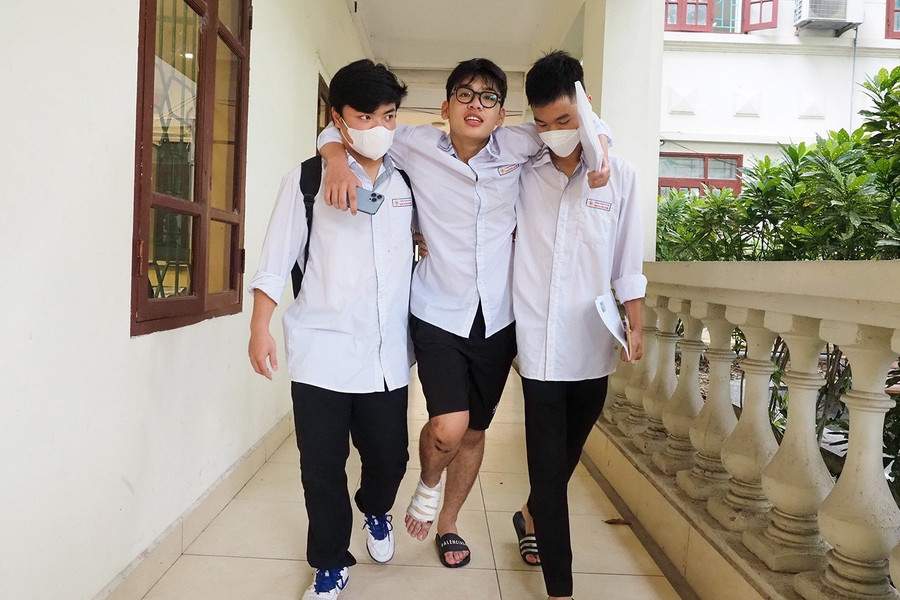 Lê Huy Tiến cảm động vì được các bạn giúp đỡ đưa vào phòng thi. Lê Huy Tiến cảm động vì được các bạn giúp đỡ đưa vào phòng thi.