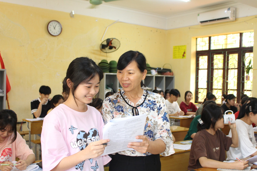 Không chỉ vững kiến thức, cô Khuyên lưu ý học trò phân bổ thời gian để hoàn thành bài thi. Không chỉ vững kiến thức, cô Khuyên lưu ý học trò phân bổ thời gian để hoàn thành bài thi.