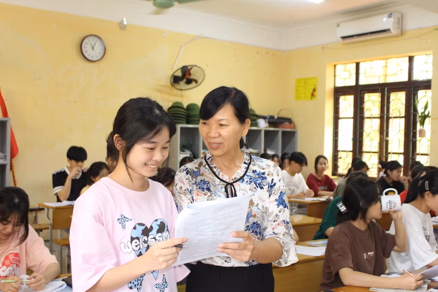 Không chỉ vững kiến thức, cô Khuyên lưu ý học trò phân bổ thời gian để hoàn thành bài thi.