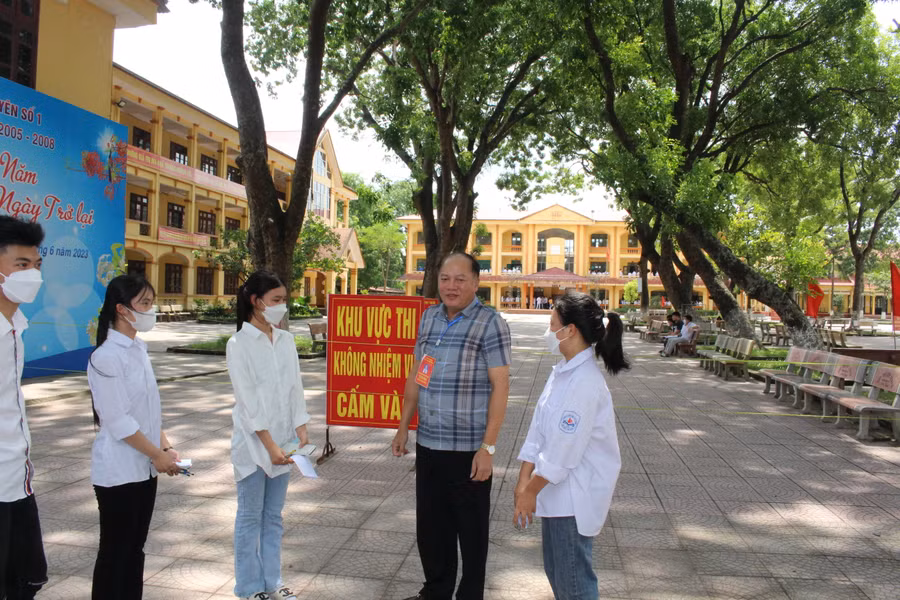 Giám đốc Sở GD&ĐT tỉnh Bắc Giang - Tạ Việt Hùng động viên thí sinh trước giờ thi.