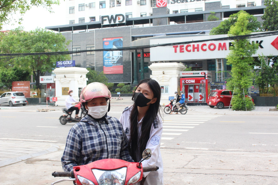 Thí sinh Nguyễn Thị Thanh Thư được mẹ đưa đến điểm thi trường THPT Chuyên Bắc Giang.