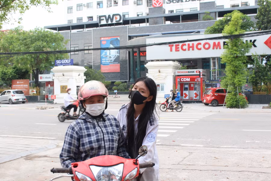 Thí sinh Nguyễn Thị Thanh Thư được mẹ đưa đến điểm thi trường THPT Chuyên Bắc Giang. Thí sinh Nguyễn Thị Thanh Thư được mẹ đưa đến điểm thi trường THPT Chuyên Bắc Giang.