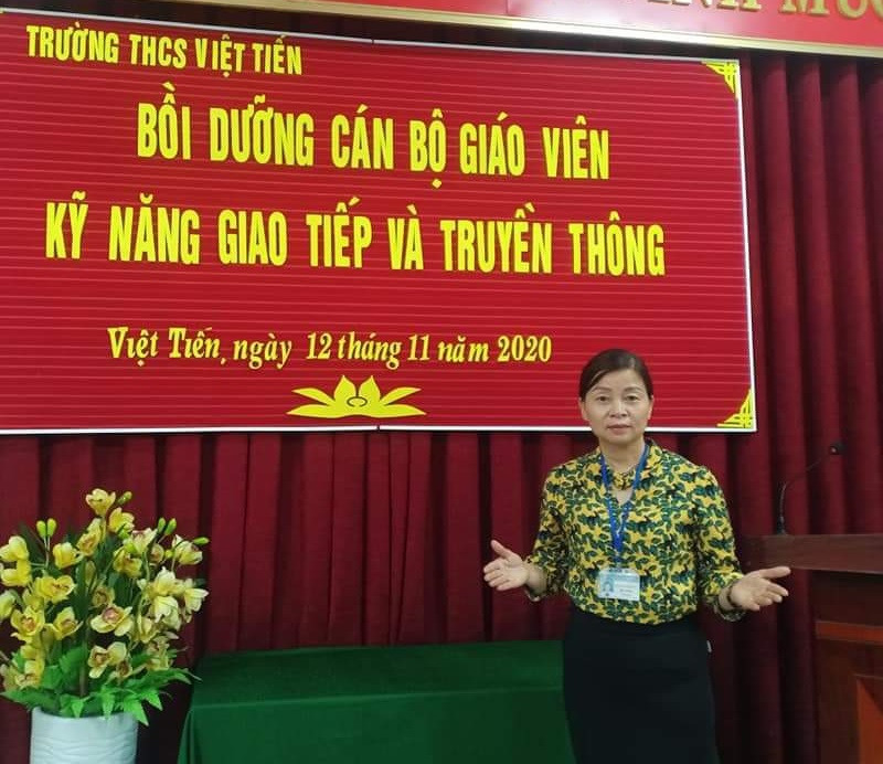 Nhà giáo Nguyễn Thị Thanh Thiết trực tiếp bồi dưỡng cán bộ giáo viên nhà trường về kỹ năng giao tiếp và truyền thông.
