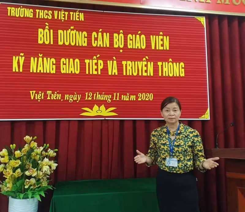Nhà giáo Nguyễn Thị Thanh Thiết trực tiếp bồi dưỡng cán bộ giáo viên nhà trường về kỹ năng giao tiếp và truyền thông.