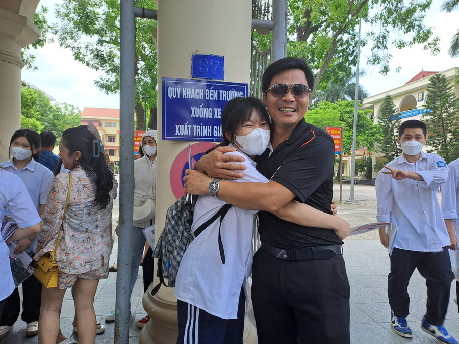 Đón con sau khi hoàn thành bài thi tổ hợp, anh Vĩnh ôm con để động viên.