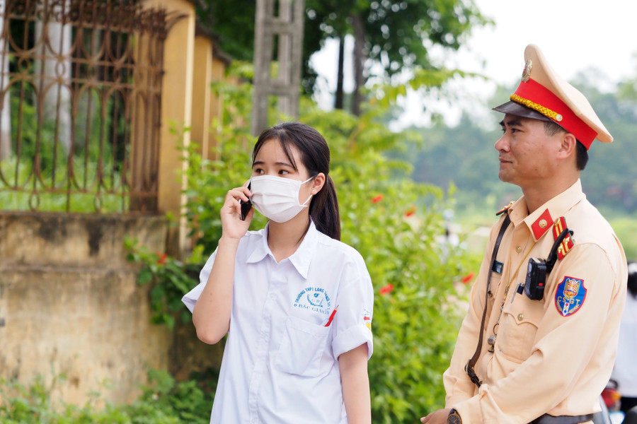 Thí sinh quên đồ được lực lượng CSGT hỗ trợ gọi điện thoại với gia đình. Thí sinh quên đồ được lực lượng CSGT hỗ trợ gọi điện thoại với gia đình.