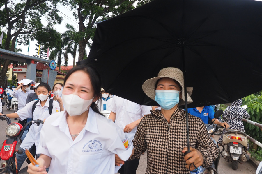 Thí sinh chia vui với mẹ sau khi kết thúc bài thi môn ngoại ngữ. Thí sinh chia vui với mẹ sau khi kết thúc bài thi môn ngoại ngữ.