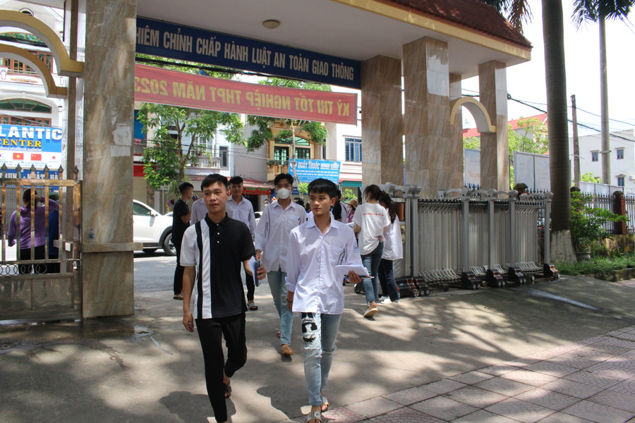 Thí sinh tại điểm thi trường THPT Việt Yên số 1. Thí sinh tại điểm thi trường THPT Việt Yên số 1.