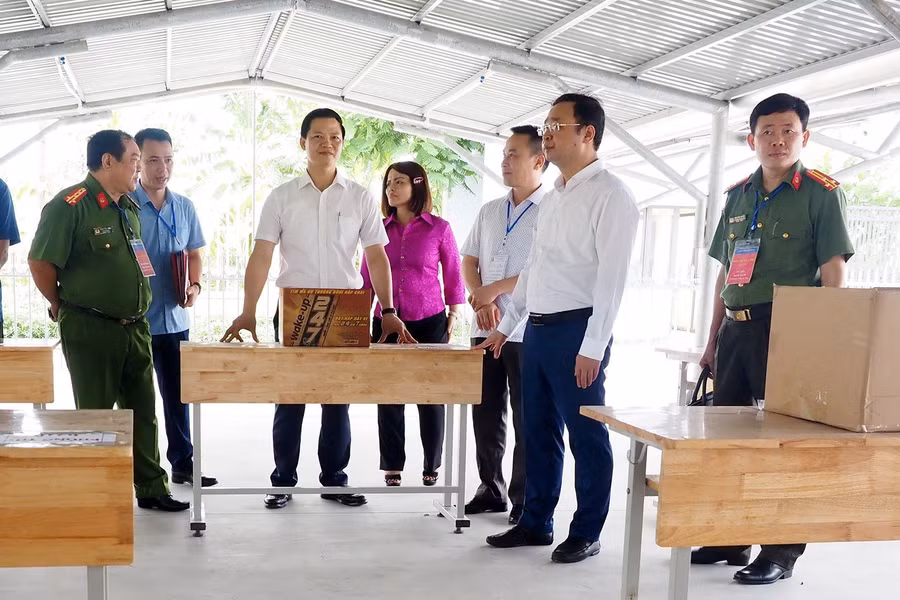 Sáng 27/6 ông Vương Quốc Tuấn - Phó Chủ tịch Thường trực UBND tỉnh Bắc Ninh kiểm tra công tác chuẩn bị kỳ thi.