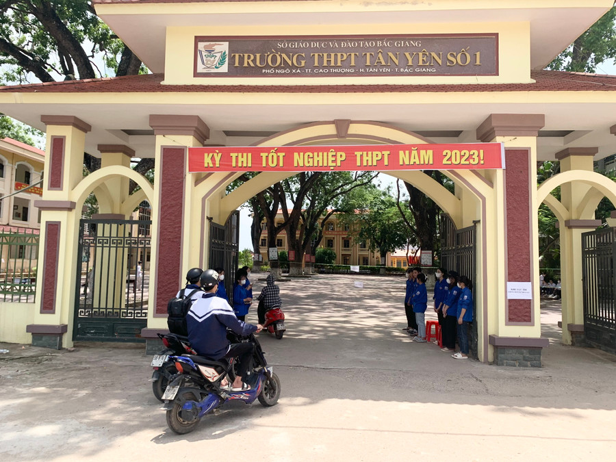 Thí sinh đến điểm thi trường THPT Tân Yên số 1 chiều 29/6.