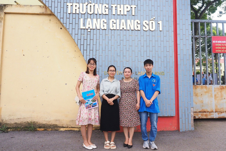Các cô giáo của Trung tâm GDNN - GDTX huyện Lạng Giang và tình nguyện viên có mặt sớm tại điểm thi để hỗ trợ thí sinh. Các cô giáo của Trung tâm GDNN - GDTX huyện Lạng Giang và tình nguyện viên có mặt sớm tại điểm thi để hỗ trợ thí sinh.