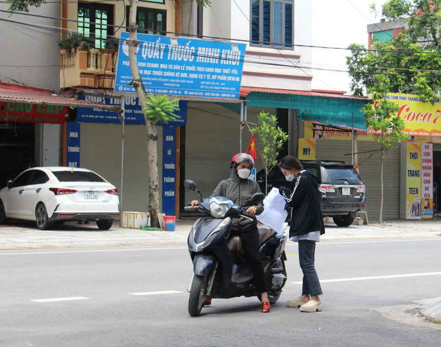 Phụ huynh đưa thí sinh đến điểm thi trường THPT Việt Yên số 1.