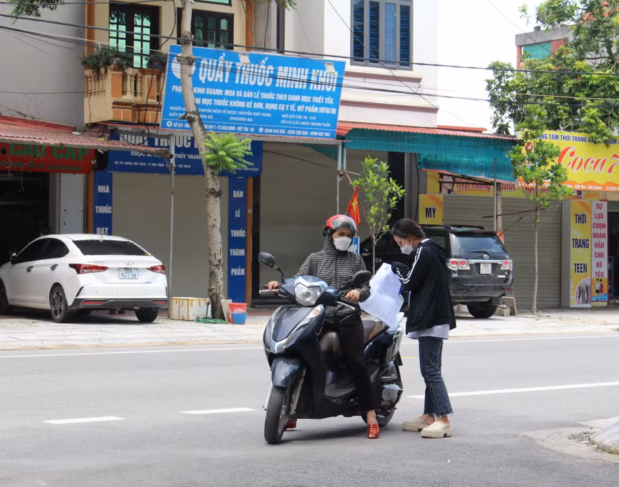 Phụ huynh đưa thí sinh đến điểm thi trường THPT Việt Yên số 1.