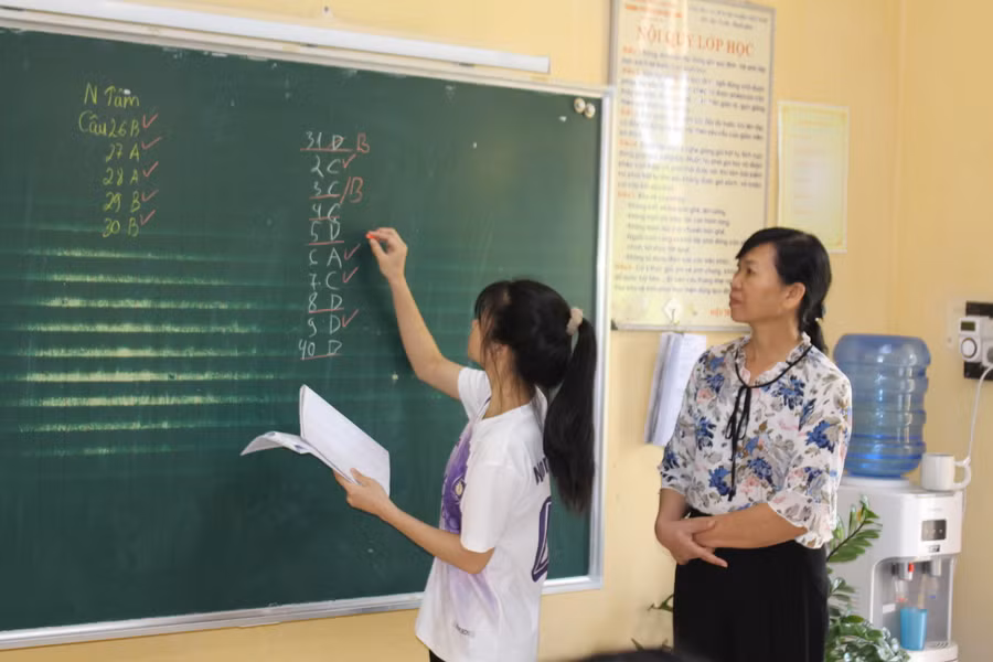 Cô Triệu Thị Khuyên - trường PTDT Nội trú tỉnh Bắc Giang hướng dẫn học trò luyện đề môn GDCD.