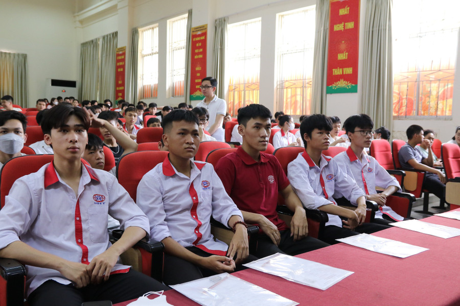 Học sinh khối 12 Trường Cao đẳng Công nghệ cao Hà Nội sẵn sàng bước vào kỳ thi tốt nghiệp THPT năm 2023. Học sinh khối 12 Trường Cao đẳng Công nghệ cao Hà Nội sẵn sàng bước vào kỳ thi tốt nghiệp THPT năm 2023.