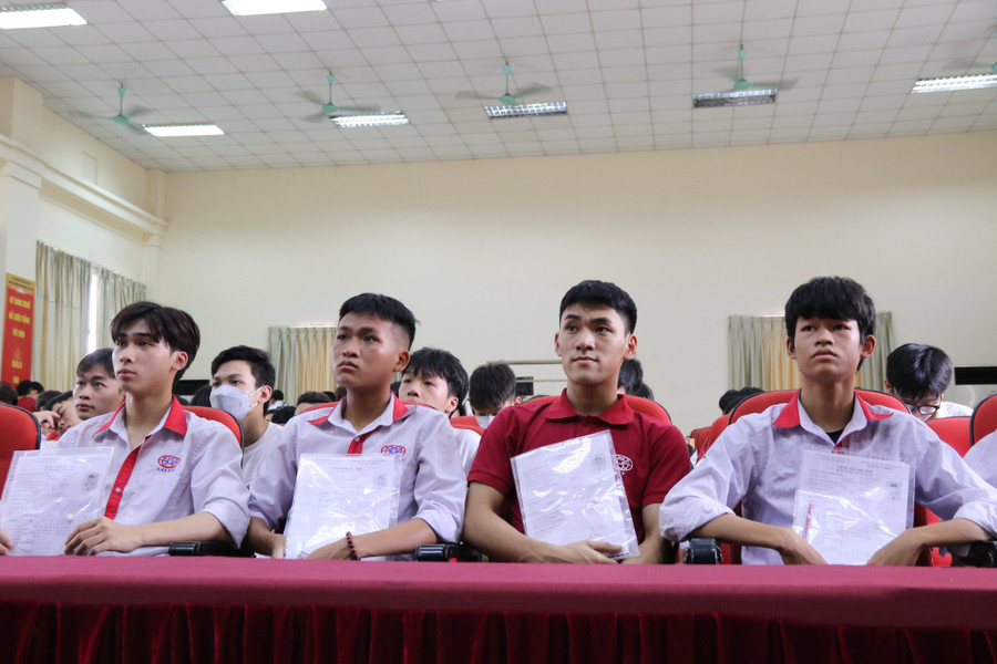 Học sinh khối 12 Trường Cao đẳng Công nghệ cao Hà Nội nghe phổ biến, căn dặn của thầy cô nhà trường. Học sinh khối 12 Trường Cao đẳng Công nghệ cao Hà Nội nghe phổ biến, căn dặn của thầy cô nhà trường.