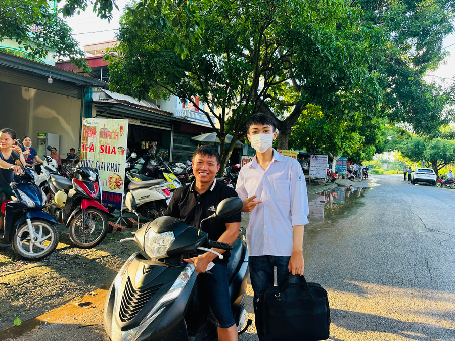 Ông Đào Văn Táu cùng con trai trong ngày thi đầu tiên.