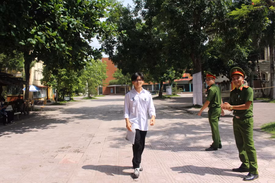 Lê Hoàng Khoa thí sinh đầu tiên rời phòng thi tại điểm thi trường THPT Chuyên Bắc Giang.