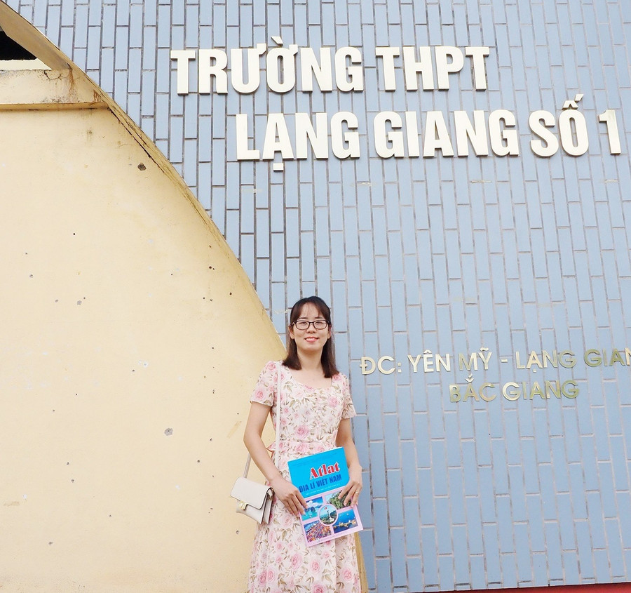 Cô Nguyễn Thị Hường không quên cầm theo Atlat trên tay để hỗ trợ học trò khi quên. Cô Nguyễn Thị Hường không quên cầm theo Atlat trên tay để hỗ trợ học trò khi quên.