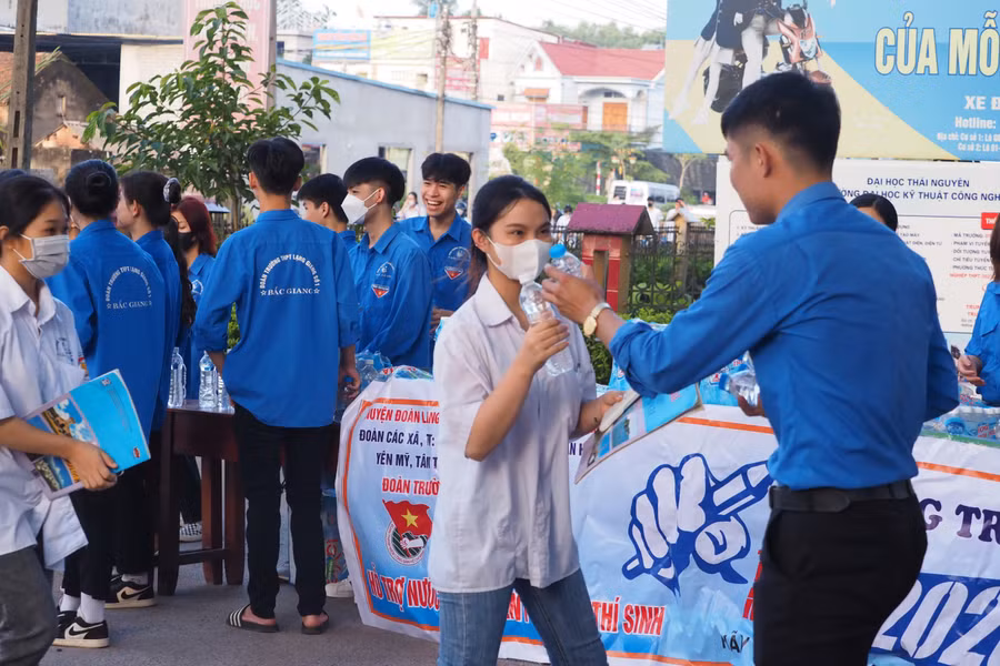 Thí sinh dự thi được tặng nước uống với những lời động viên thi tốt.