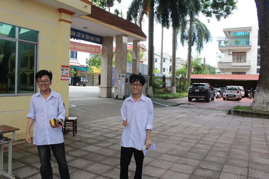Thí sinh đến điểm thi trường THPT Việt Yên số 1 từ rất sớm, sẵn sàng cho bài thi môn Toán. Thí sinh đến điểm thi trường THPT Việt Yên số 1 từ rất sớm, sẵn sàng cho bài thi môn Toán.