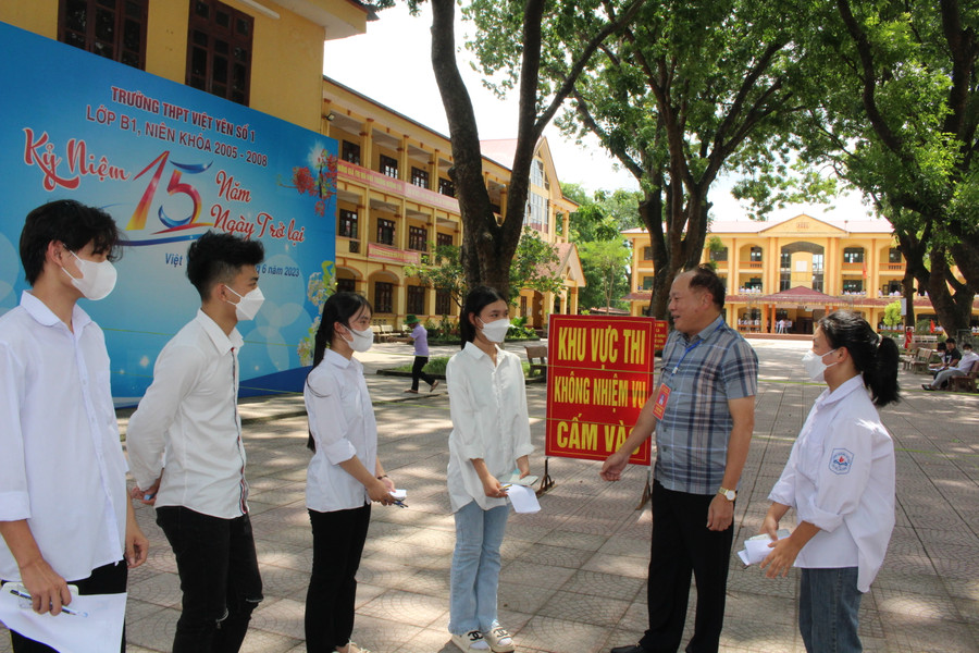 Giám đốc Sở GD&ĐT tỉnh Bắc Giang - Tạ Việt Hùng động viên thí sinh trước giờ thi. Giám đốc Sở GD&ĐT tỉnh Bắc Giang - Tạ Việt Hùng động viên thí sinh trước giờ thi.