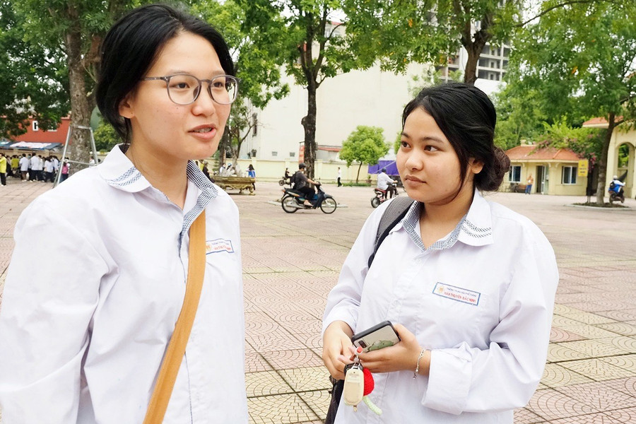 Thí sinh điểm thi trường THPT Hàn Thuyên đến điểm thi sớm để gửi đồ và di chuyển vào khu vực phòng thi.