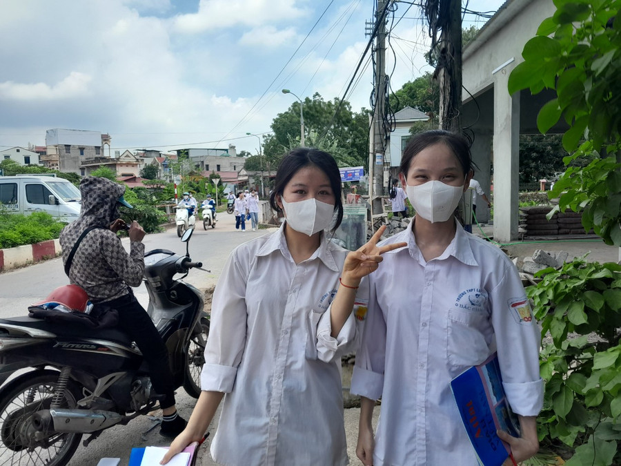 Thí sinh điểm thi trường THPT Lạng Giang số 1 đánh giá đề thi bài tổ hợp KHXH vừa sức. Thí sinh điểm thi trường THPT Lạng Giang số 1 đánh giá đề thi bài tổ hợp KHXH vừa sức.