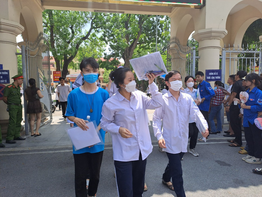 Thí sinh điểm thi trường THPT Lý Thái Tổ sau khi hoàn thành bài thi tổ hợp.