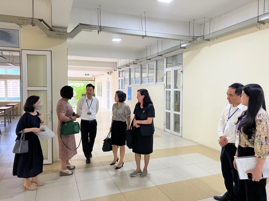 Đoàn công tác đã đi kiểm tra cơ sở vật chất tại các Điểm thi tốt nghiệp THPT năm 2023 trên địa bàn quận Ba Đình.