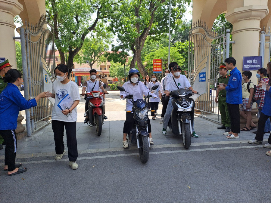 Thí sinh hoàn thành bài thi tổ hợp. Thí sinh hoàn thành bài thi tổ hợp.