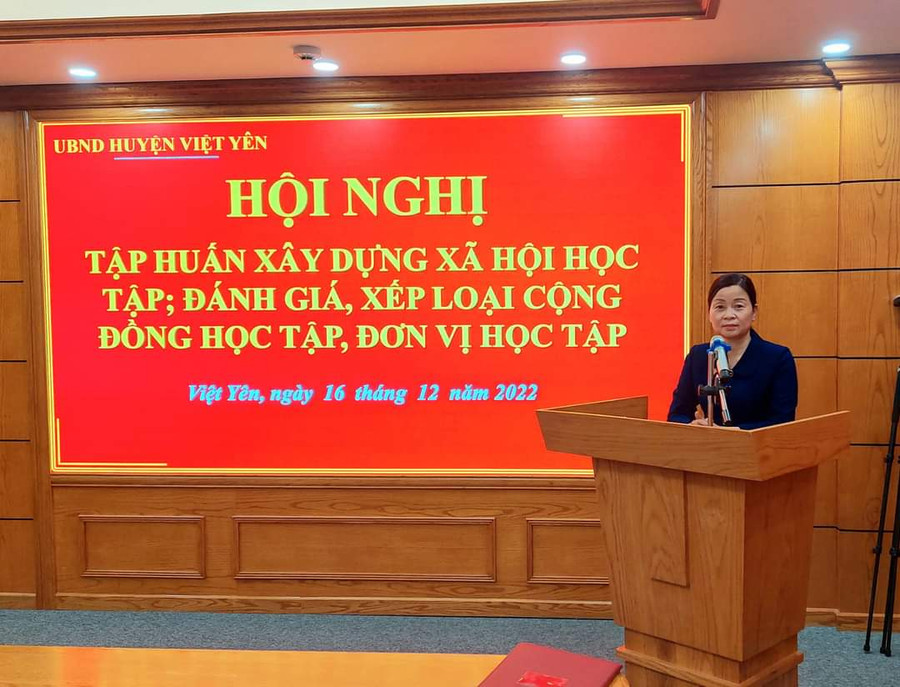 Nhà giáo Nguyễn Thị Thanh Thiết tham gia tập huấn xây dựng xã hội học tập do huyện Việt Yên tổ chức.