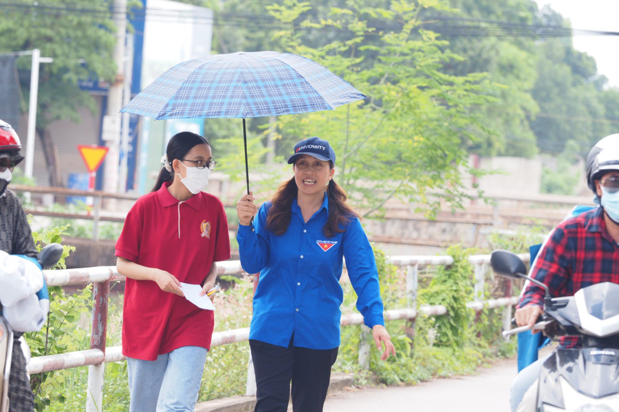 Phụ huynh tươi cười động viên thí sinh vững tin làm bài thi. Phụ huynh tươi cười động viên thí sinh vững tin làm bài thi.