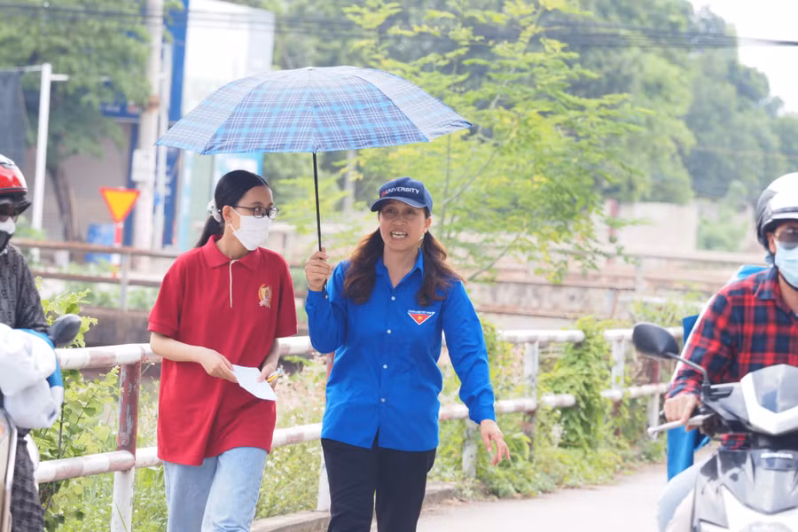 Phụ huynh tươi cười động viên thí sinh vững tin làm bài thi.