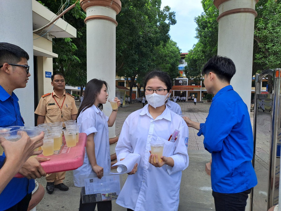 Thí sinh điểm thi trường THPT Nguyễn Văn Cừ hoàn thành bài thi môn Toán. Thí sinh điểm thi trường THPT Nguyễn Văn Cừ hoàn thành bài thi môn Toán.