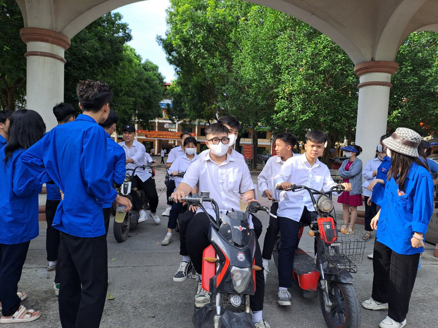 Thí sinh điểm thi Trường THPT Nguyễn Văn Cừ hoàn thành bài thi môn Toán chiều 28/6. Thí sinh điểm thi Trường THPT Nguyễn Văn Cừ hoàn thành bài thi môn Toán chiều 28/6.