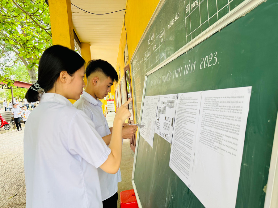 Thí sinh Bắc Giang tại điểm thi trường THPT Lục Nam chiều 27/6. Thí sinh Bắc Giang tại điểm thi trường THPT Lục Nam chiều 27/6.