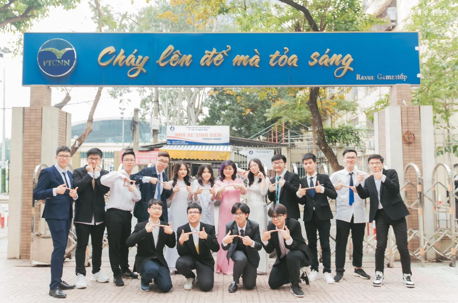 Lò Hải Long chụp ảnh cùng cô giáo và các bạn.