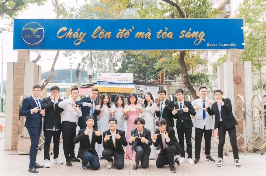 Lò Hải Long chụp ảnh cùng cô giáo và các bạn.