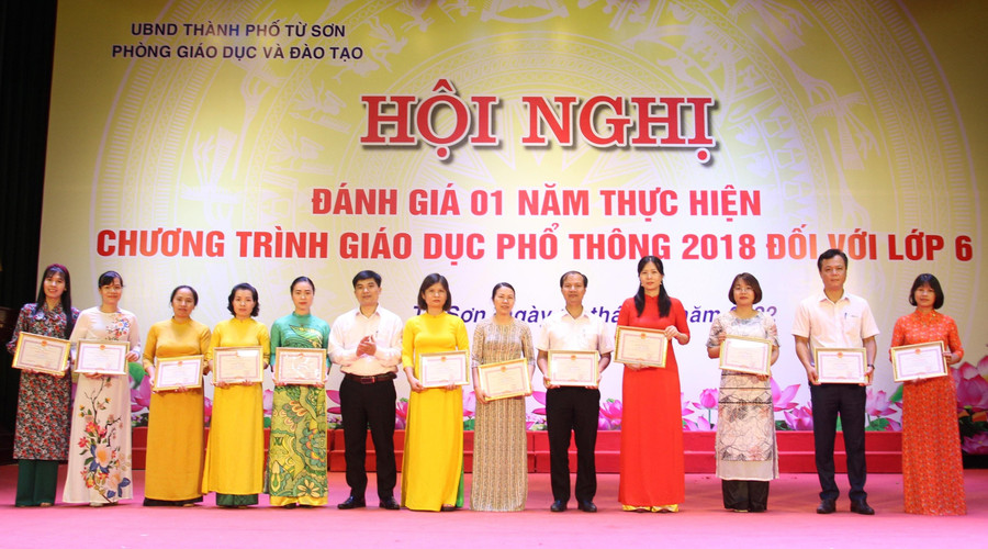 Phòng GD&ĐT thành phố Từ Sơn biểu dương giáo viên cốt cán thực hiện Chương trình GDPT 2018. Phòng GD&ĐT thành phố Từ Sơn biểu dương giáo viên cốt cán thực hiện Chương trình GDPT 2018.