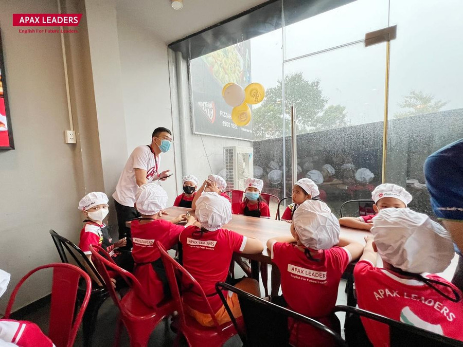 Một lớp làm bánh pizza tại Apax Summer Camp.