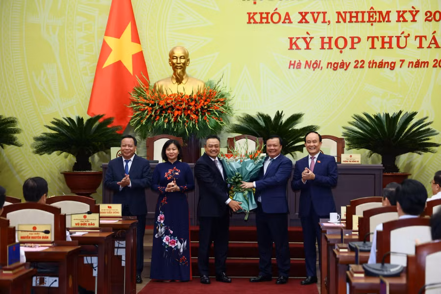 Các đồng chí trong Thường trực Thành ủy tặng hoa chúc mừng tân Chủ tịch UBND TP Hà Nội Trần Sỹ Thanh.