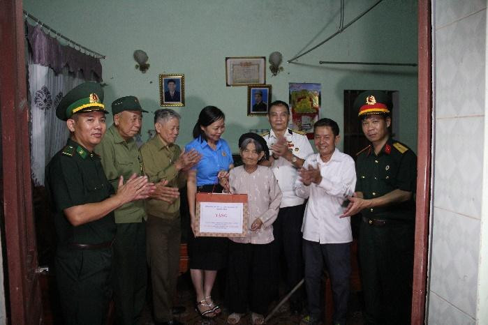 Công đoàn Giáo dục tỉnh Bắc Giang và Ban liên lạc thăm gia đình liệt sĩ Nguyễn Tố Uyên tại Đồng Sơn (thành phố Bắc Giang). Công đoàn Giáo dục tỉnh Bắc Giang và Ban liên lạc thăm gia đình liệt sĩ Nguyễn Tố Uyên tại Đồng Sơn (thành phố Bắc Giang).