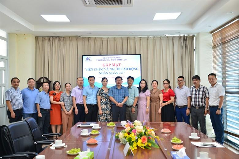 Lãnh đạo Nhà trường cùng các đại biểu chụp ảnh lưu niệm tại buổi gặp mặt. Lãnh đạo Nhà trường cùng các đại biểu chụp ảnh lưu niệm tại buổi gặp mặt.