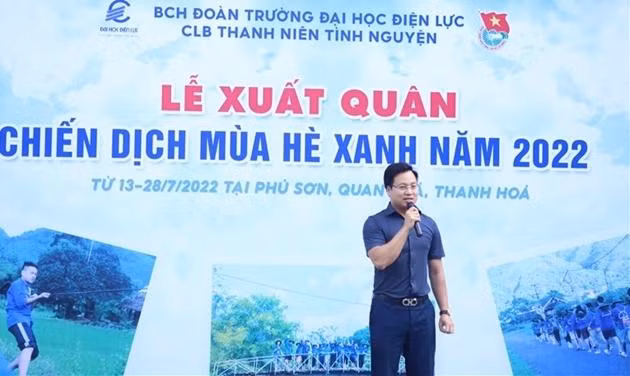 Phó Bí thư Thành đoàn Hà Nội Trần Quang Hưng đánh giá cao sức trẻ của đoàn viên, sinh viên EPU. Ảnh: ĐHĐL.