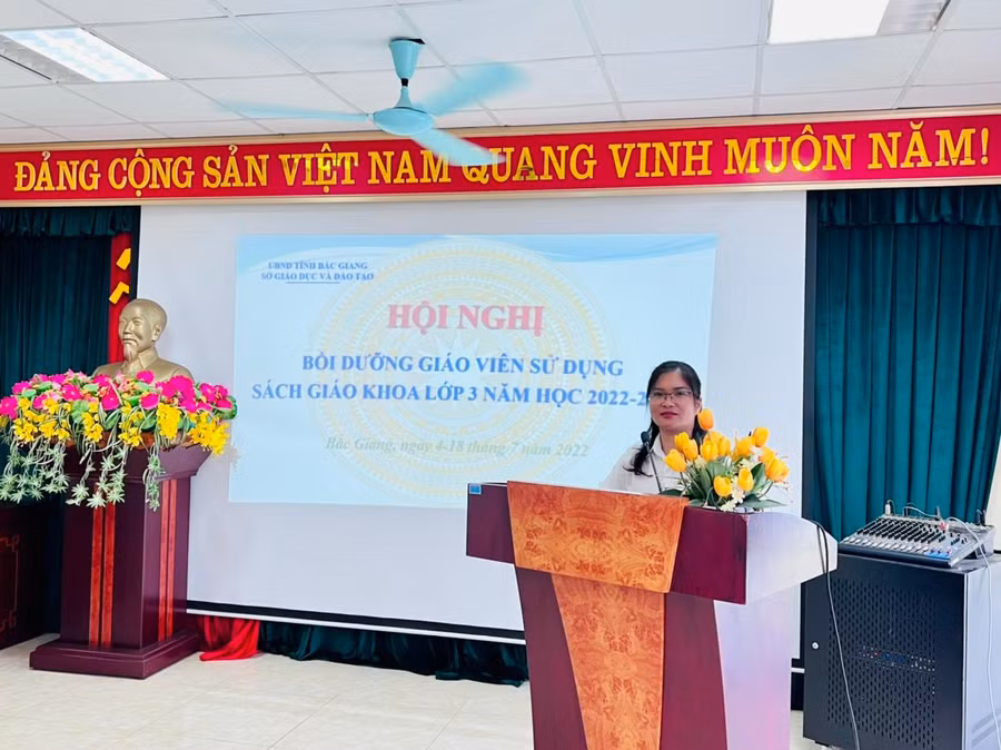 Bà Đào Thị Hường - Phó Giám đốc Sở GD&ĐT Bắc Giang phát biểu khai mạc hội nghị bồi dưỡng.