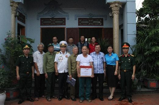 Ông Nguyễn Văn Thêm – Phó Giám đốc Sở GD&ĐT (thứ ba từ phải sang), Chủ tịch Công đoàn Giáo dục tỉnh cùng Ban liên lạc Đại đội Giáo dục Ngô Gia Tự tặng quà cho gia đình liệt sĩ Vũ Đình Mai tại Nghĩa Trung (Việt Yên). Ông Nguyễn Văn Thêm – Phó Giám đốc Sở GD&ĐT (thứ ba từ phải sang), Chủ tịch Công đoàn Giáo dục tỉnh cùng Ban liên lạc Đại đội Giáo dục Ngô Gia Tự tặng quà cho gia đình liệt sĩ Vũ Đình Mai tại Nghĩa Trung (Việt Yên).