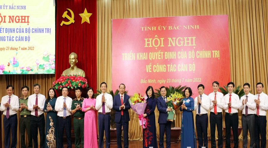 Các đồng chí trong Ban Thường vụ Tỉnh ủy tặng hoa chúc mừng đồng chí Đào Hồng Lan và đồng chí Nguyễn Anh Tuấn. Các đồng chí trong Ban Thường vụ Tỉnh ủy tặng hoa chúc mừng đồng chí Đào Hồng Lan và đồng chí Nguyễn Anh Tuấn.