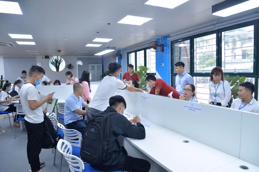 Thầy cô trường Đại học Điện lực hỗ trợ tối đa thí sinh trong công tác tuyển sinh năm 2022.