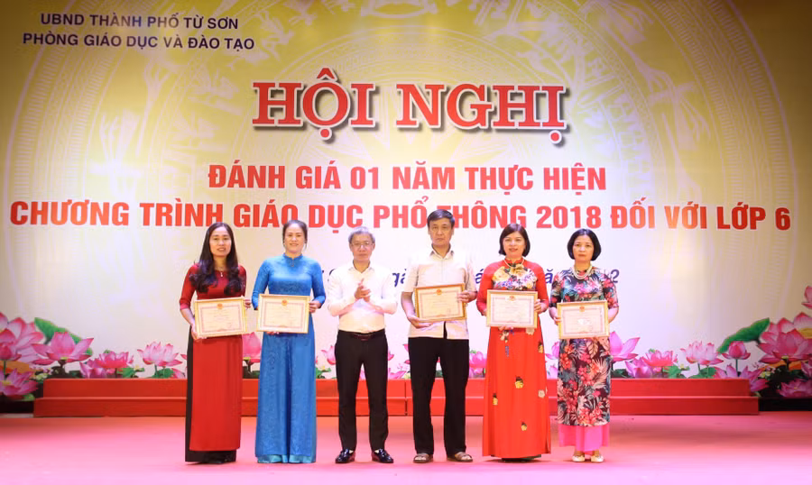 Trưởng phòng GD&ĐT thành phố Từ Sơn Nguyễn Văn Dũng biểu dương giáo viên cốt cán thực hiện Chương trình GDPT 2018.